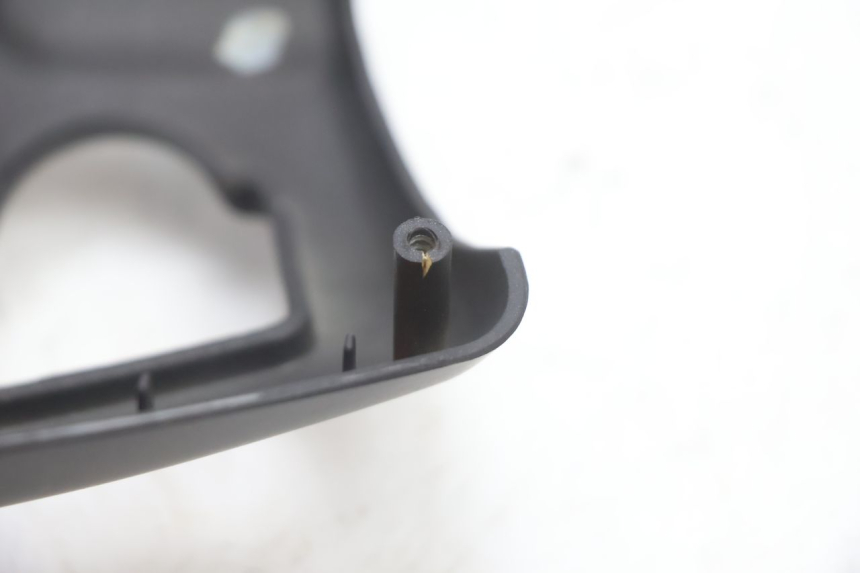 photo de CUBIERTA DEL MANILLAR DELANTERO KEEWAY RY6 2T 50 (2011 - 2019) - Detalles de los puntos de fijación