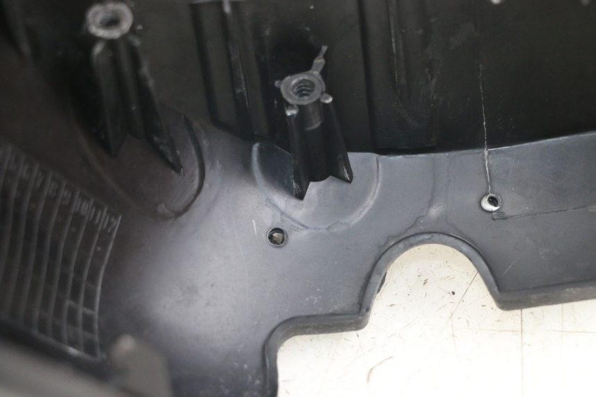 photo de TAPA MANILLAR TRASERO DAELIM S3 125 (2010 - 2017) - Detalle de la pieza