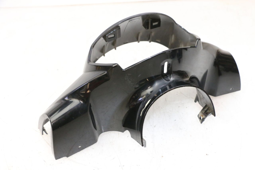 photo de CUBIERTA DEL MANILLAR DELANTERO JM MOTORS SANTANA 50 (2014 - 2023) - Detalles de los puntos de fijación