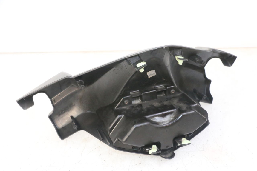 photo de TAPA MANILLAR TRASERO PEUGEOT SATELIS COMPRESSOR K15 125 (2006 - 2009) - Detalles de los puntos de fijación