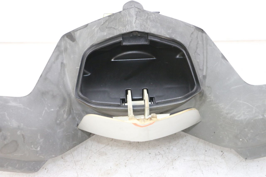 photo de TAPA MANILLAR TRASERO PEUGEOT SATELIS 125 (2013 - 2018) - Primer plano técnico