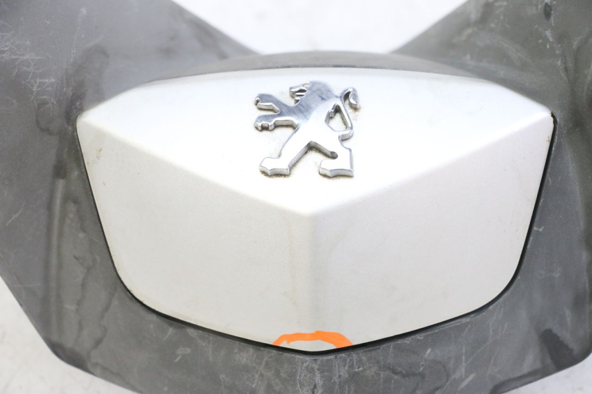 photo de TAPA MANILLAR TRASERO PEUGEOT SATELIS 125 (2013 - 2018) - Detalles de los puntos de fijación