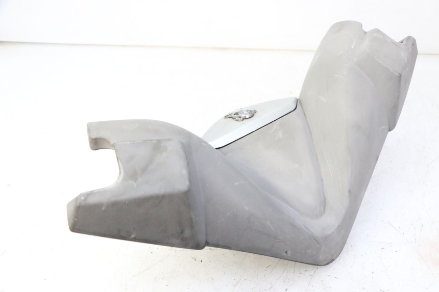 photo de TAPA MANILLAR TRASERO PEUGEOT SATELIS 125 (2010 - 2012) - Zoom sobre los componentes