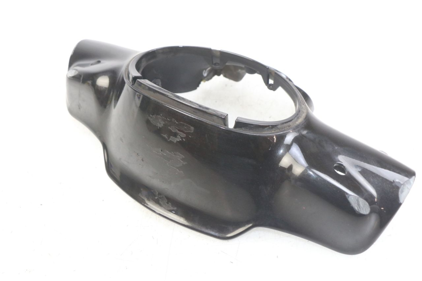 photo de CUBIERTA DEL MANILLAR DELANTERO APRILIA SCARABEO 100 (2003 - 2012) - Primer plano técnico