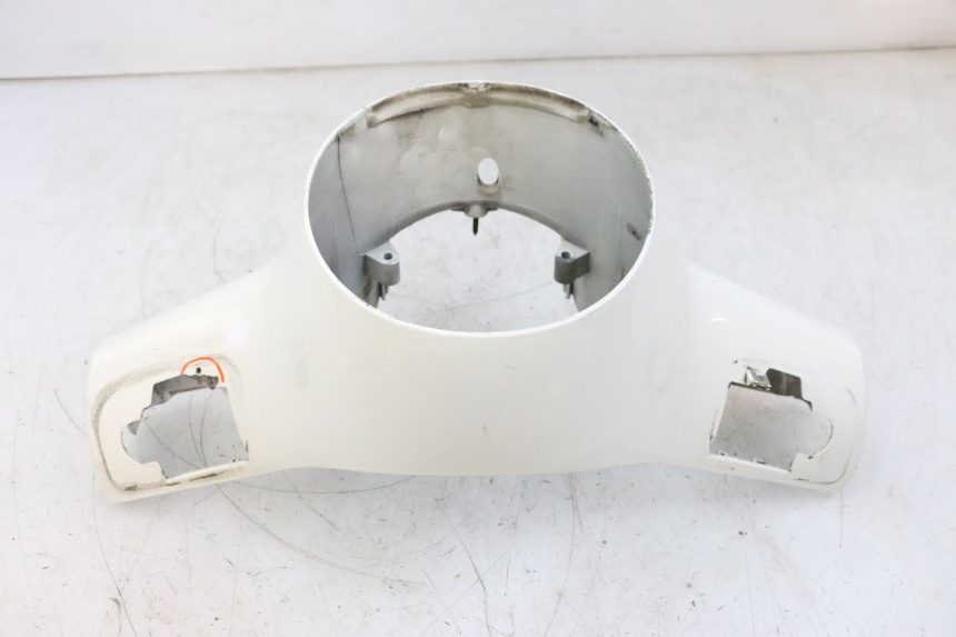 photo de TAPA MANILLAR TRASERO PIAGGIO VESPA GTS SUPER IE 125 (2009 - 2016) - Zoom sobre los componentes