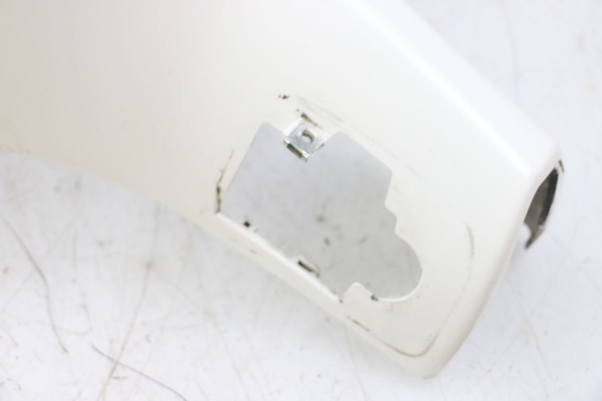 photo de TAPA MANILLAR TRASERO PIAGGIO VESPA GTS SUPER IE 125 (2009 - 2016) - Primer plano de alta resolución