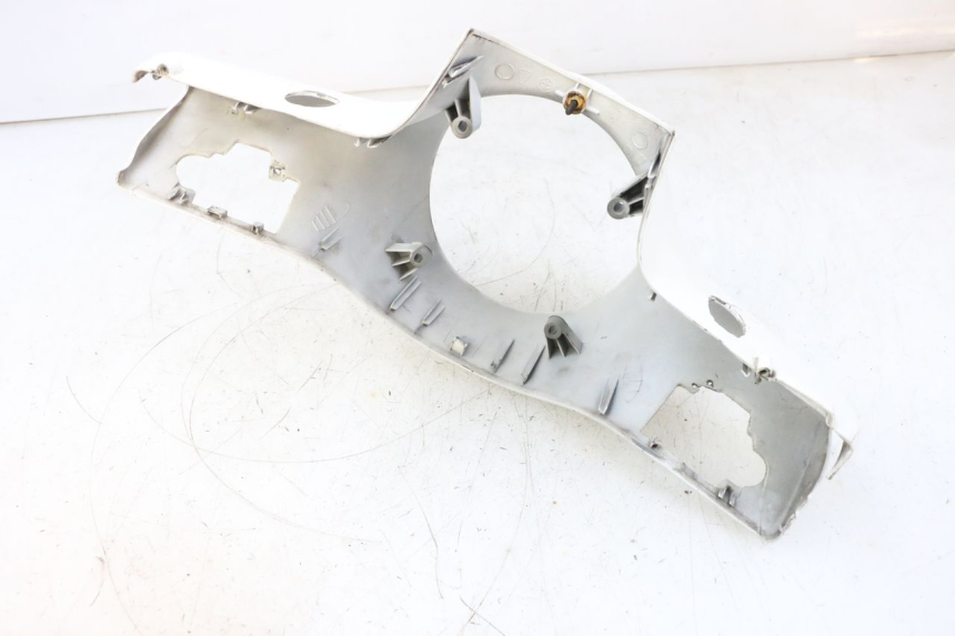 photo de TAPA MANILLAR TRASERO PIAGGIO VESPA GTS SUPER IE 125 (2009 - 2016) - Detalles de los puntos de fijación
