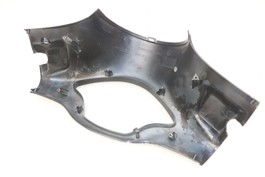 photo de CUBIERTA DEL MANILLAR DELANTERO PIAGGIO VESPA PRIMAVERA 2T 50 (2013 - 2018) - Primer plano técnico