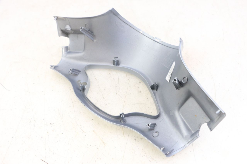 photo de CUBIERTA DEL MANILLAR DELANTERO PIAGGIO VESPA PRIMAVERA 4T 50 (2021 - 2024) - Detalles de los puntos de fijación