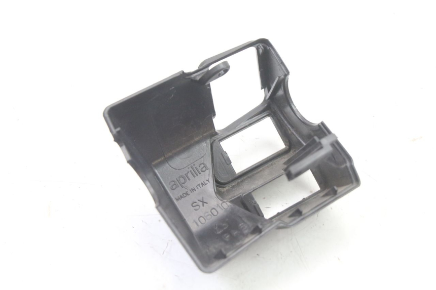 photo de TAPA MANILLAR CONMUTADOR APRILIA ATLANTIC 125 (2003 - 2009) - Primer plano técnico