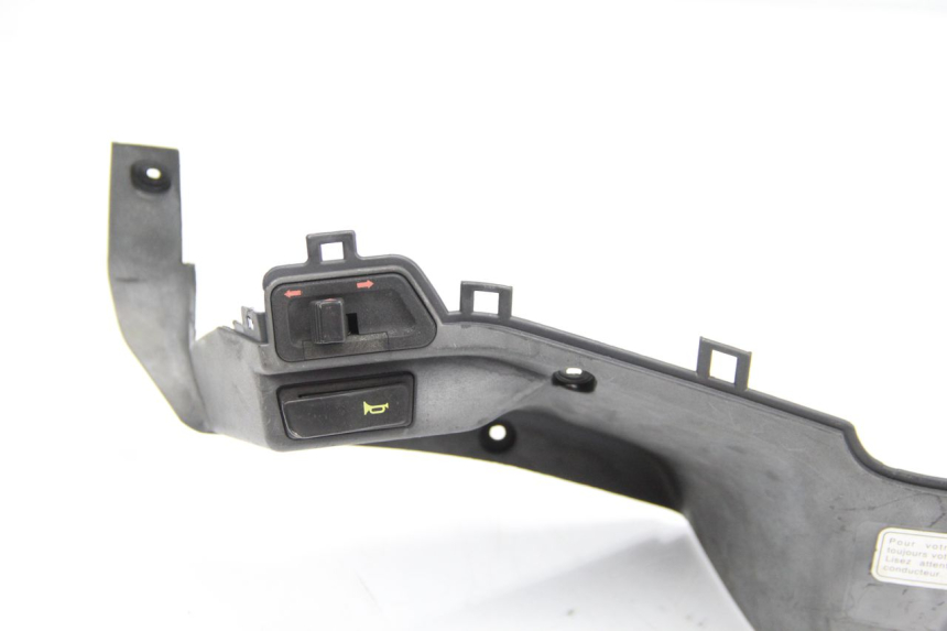 photo de TAPA MANILLAR CONMUTADOR HONDA FES PANTHEON 125 (2003 - 2007) - Primer plano técnico