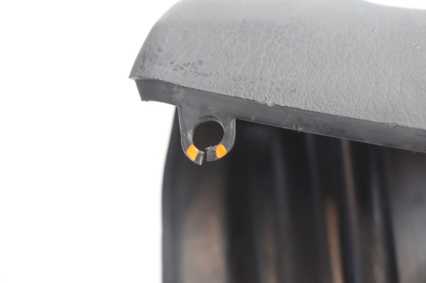 photo de CUBIERTA DEL MANILLAR DEL INTERRUPTOR DE LUCES. PIAGGIO FLY 2T 50 (2004 - 2017) - Detalles de los puntos de fijación