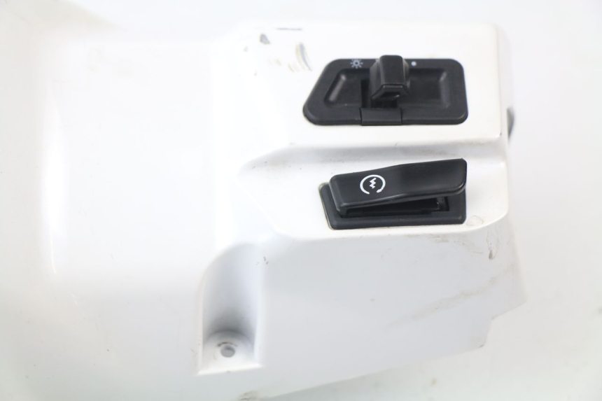 photo de TAPA MANILLAR CONMUTADOR KYMCO LIKE 2T 50 (2009 - 2018) - Detalles de los puntos de fijación