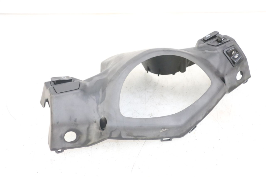 photo de CUBIERTA DEL MANILLAR DEL INTERRUPTOR DE LUCES. SYM ORBIT III 3 4T 50 (2018 - 2021) - Detalle de la pieza