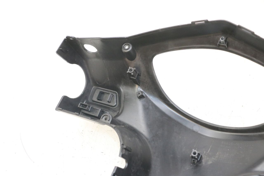 photo de CUBIERTA DEL MANILLAR DEL INTERRUPTOR DE LUCES. SYM ORBIT III 3 4T 50 (2018 - 2021) - Detalles de los puntos de fijación