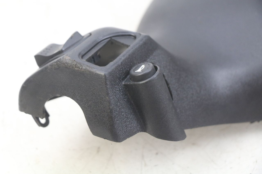 photo de CUBIERTA DEL MANILLAR DEL INTERRUPTOR DE LUCES. PIAGGIO ZIP 4T 50 (2018 - 2020) - Detalles de los puntos de fijación