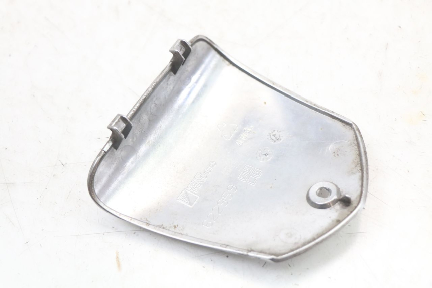 photo de CUBIERTA DEL MANILLAR PIAGGIO MP3 LT 400 (2007 - 2012) - Detalles de los puntos de fijación