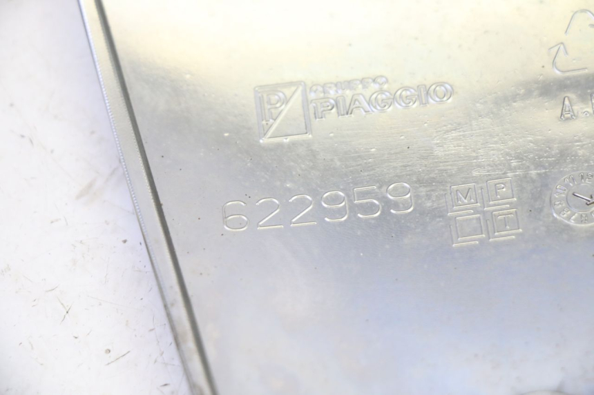 photo de TAPA MANILLAR PIAGGIO MP3 RL 250 (2006 - 2010) - Detalles de los puntos de fijación