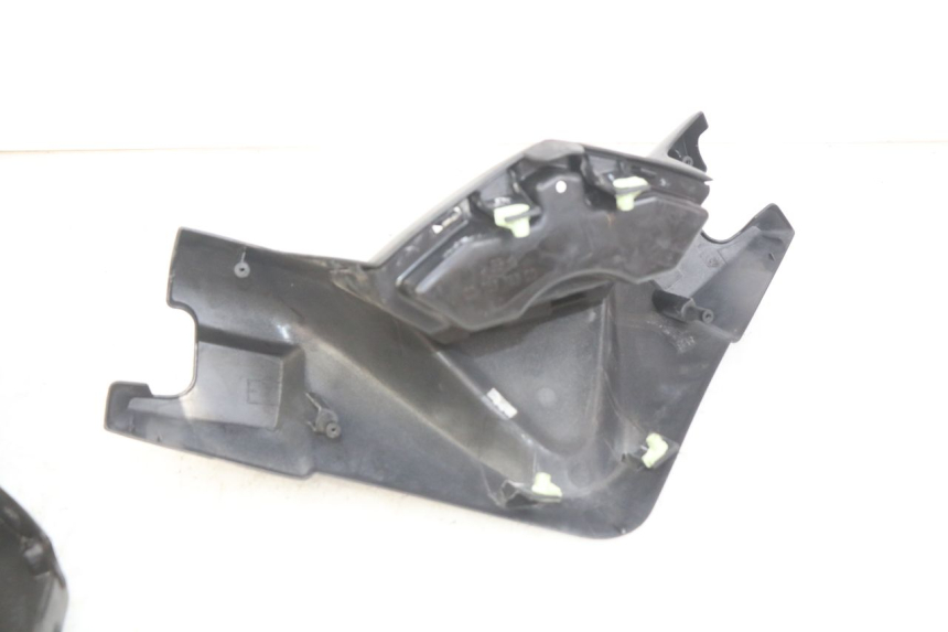 photo de CUBIERTA DEL MANILLAR PEUGEOT SATELIS 125 (2006 - 2009) - Detalles de los puntos de fijación