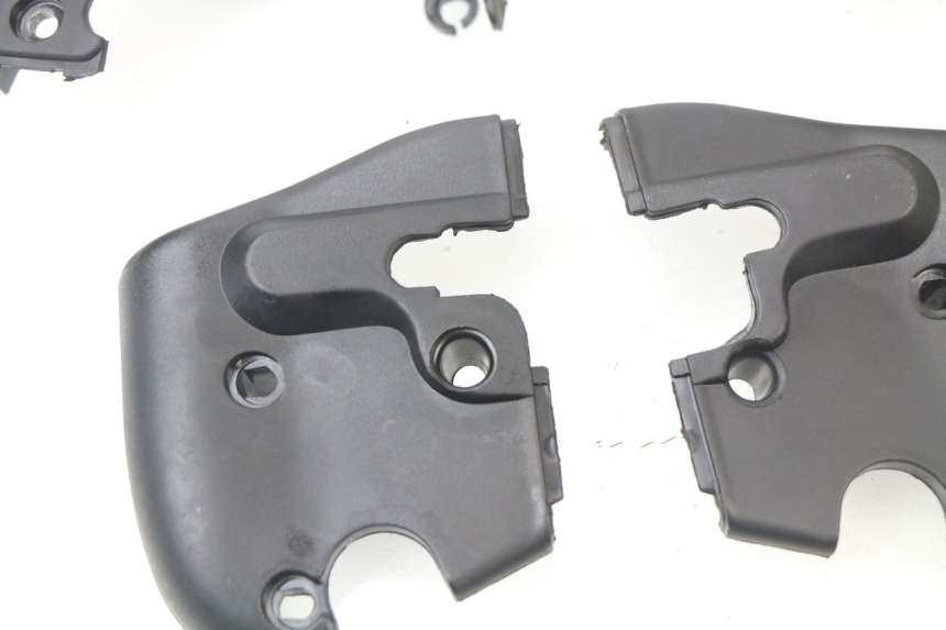 photo de TAPA MANILLAR APRILIA SCARABEO GT 125 (1999 - 2007) - Primer plano técnico