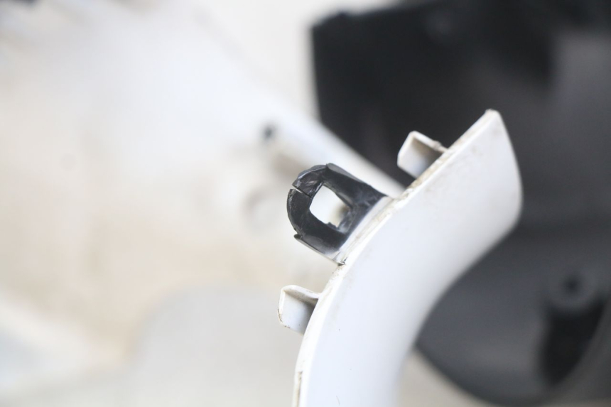 photo de CUBIERTA DEL MANILLAR PIAGGIO ZIP 2T 50 (2009 - 2019) - Foto de producto adicional