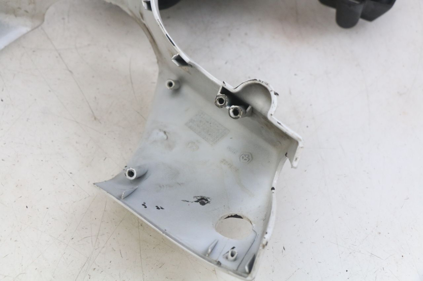 photo de CUBIERTA DEL MANILLAR PIAGGIO ZIP 2T 50 (2009 - 2019) - Enfoque en la estructura
