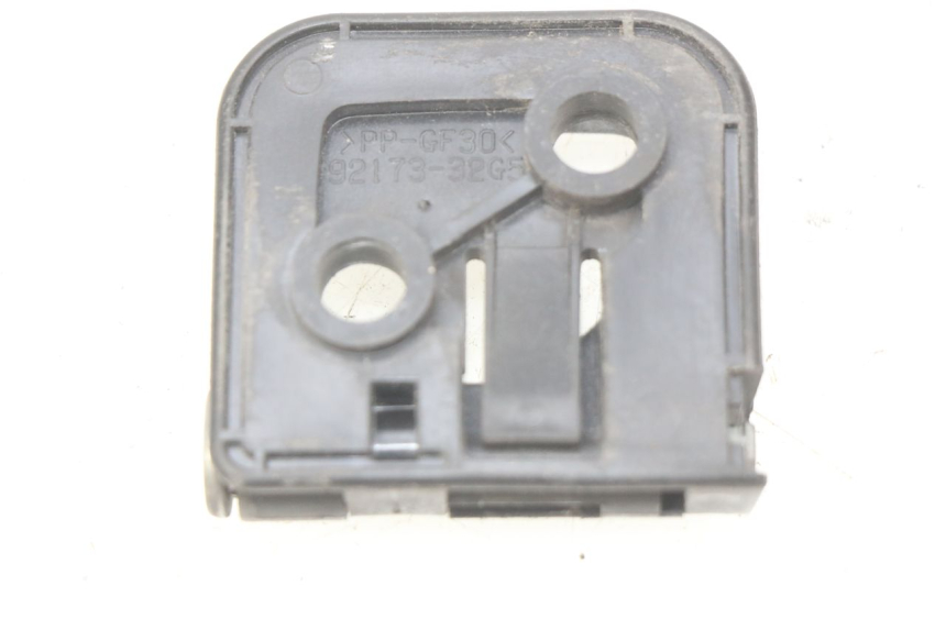 photo de GANCHO DE BOLSA SUZUKI SIXTEEN 125 (2008 - 2010) - Detalle de la pieza