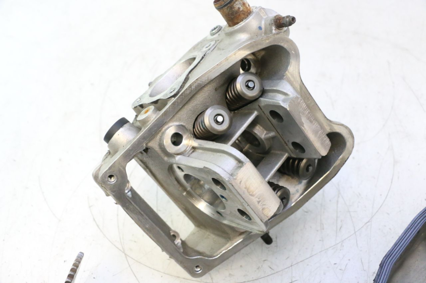 photo de CULATA DELANTERO GILERA GP 800 (2007 - 2013) - Inspección visual detallada
