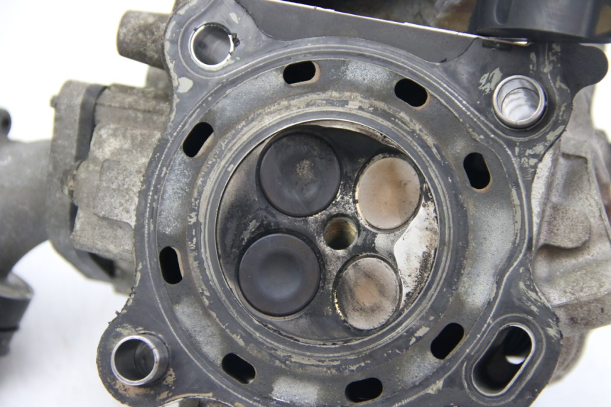 photo de CULATA SUZUKI BURGMAN 125 (2007 - 2014) - Detalles de los puntos de fijación
