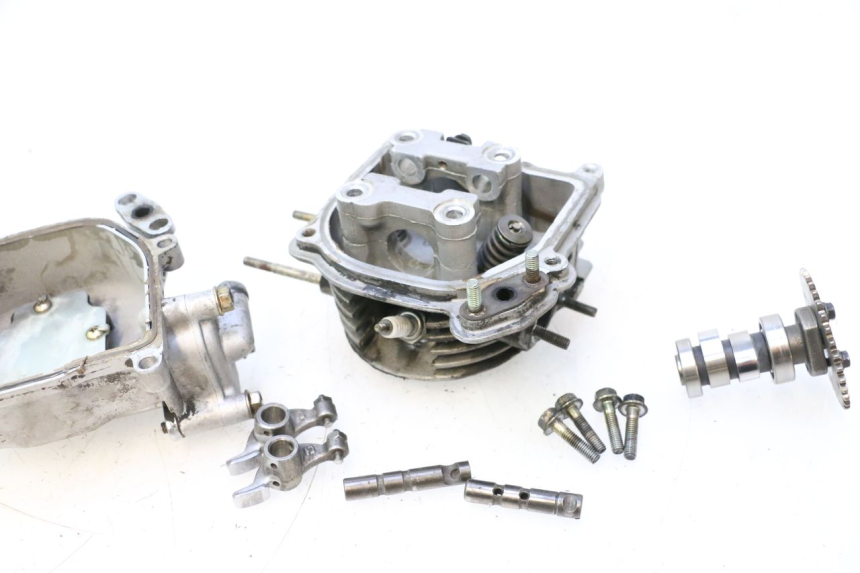 photo de CULATA PEUGEOT KISBEE 4T 50 (2010 - 2017) - Enfoque en la estructura