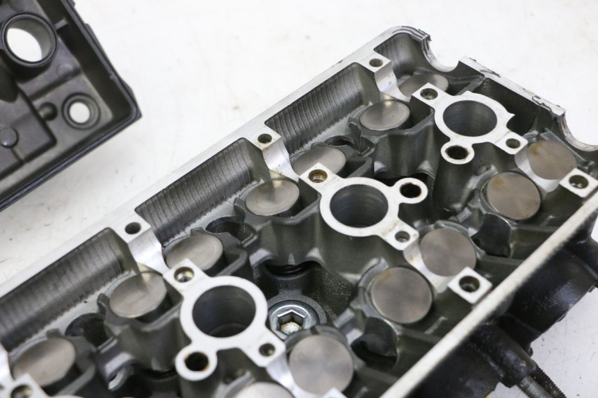 photo de CULATA YAMAHA XJ6 600 (2008 - 2016) - Primer plano técnico