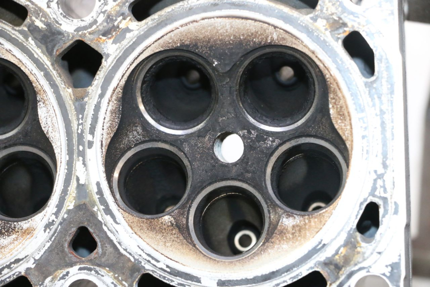 photo de CULATA YAMAHA YZF R GENESIS 750 (1993 - 1998) - Detalle de la pieza