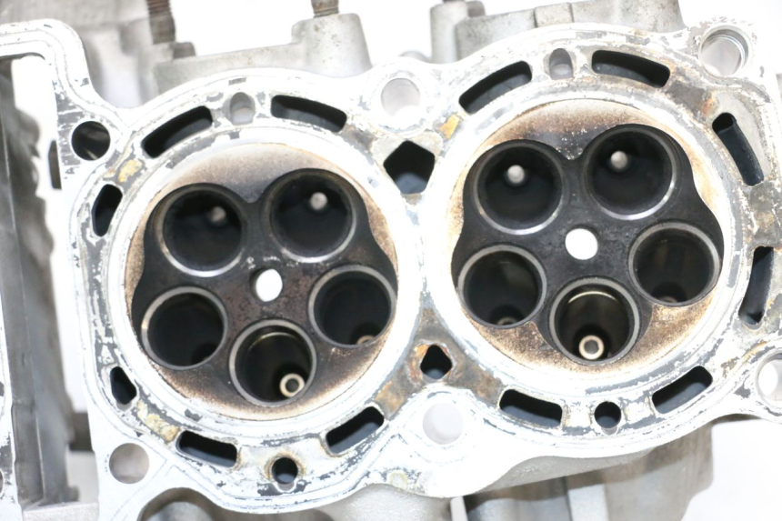 photo de CULATA YAMAHA YZF R GENESIS 750 (1993 - 1998) - Primer plano técnico
