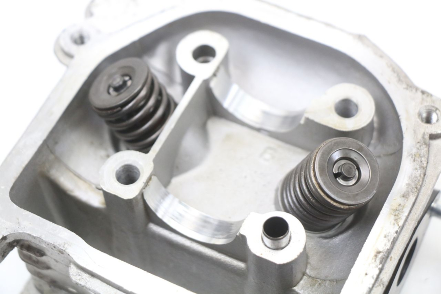 photo de CULATA UNIVERSAL BIKE ZN50QT-11B 50 (2018 - 2021) - Zoom sobre los componentes