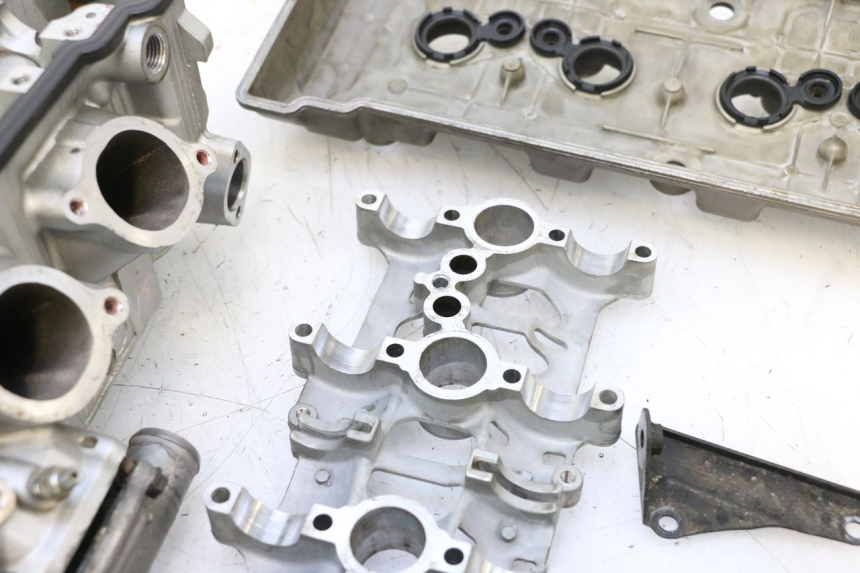 photo de CULATA KAWASAKI ZX-6R ZX6R 600 (2000 - 2002) - Detalles de los puntos de fijación