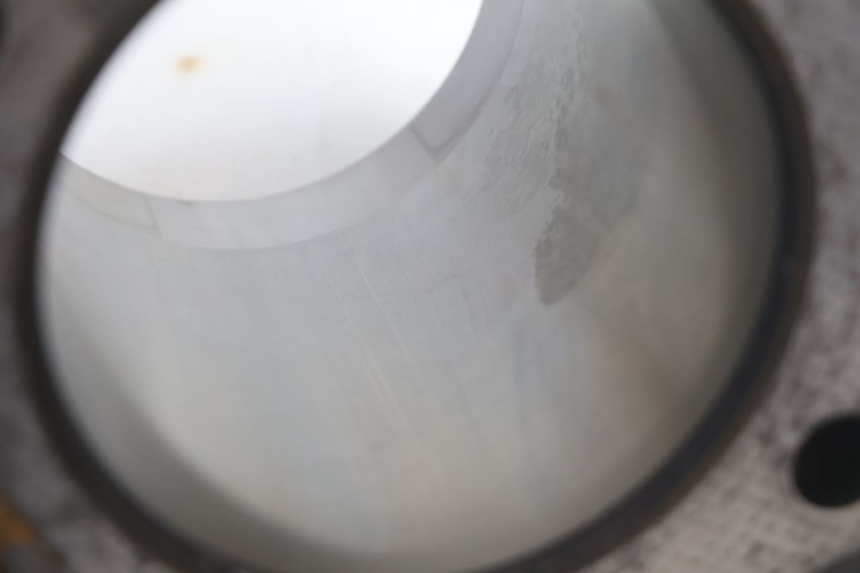 photo de CILINDRO Y PISTÓN TRASERO HARLEY DAVIDSON ROAD GLIDE FLTRXSE 1920 (2018 - 2022) - Otra vista del artículo