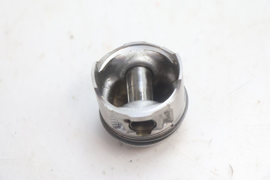 photo de CILINDRO Y PISTÓN TRASERO HONDA XLV VARADERO 125 (2007 - 2012) - Enfoque en la estructura