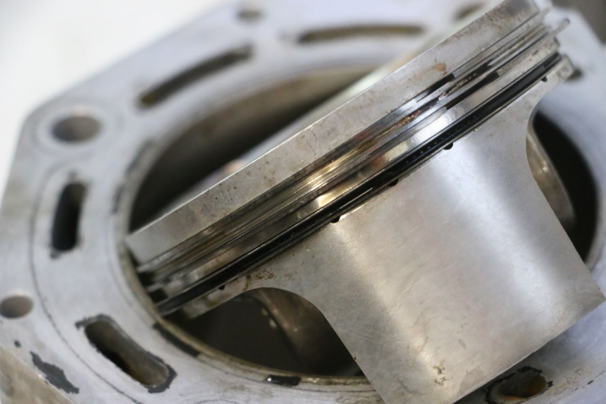 photo de CILINDRO Y PISTÓN DELANTERO GILERA GP 800 (2007 - 2013) - Zoom sobre los componentes