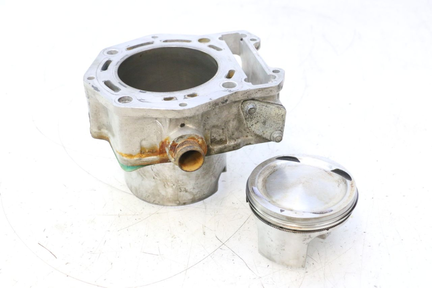 photo de CILINDRO Y PISTÓN DELANTERO GILERA GP 800 (2007 - 2013) - Primer plano de alta resolución