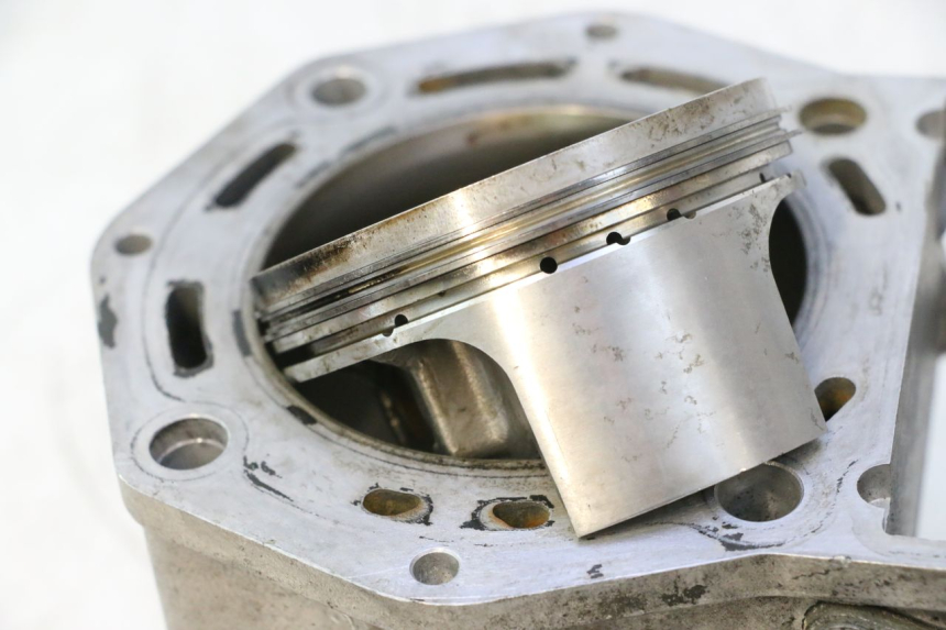 photo de CILINDRO Y PISTÓN DELANTERO GILERA GP 800 (2007 - 2013) - Enfoque en la estructura
