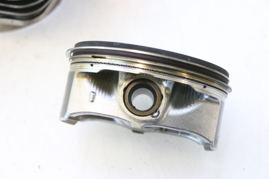 photo de CILINDRO Y PISTÓN DELANTERO HARLEY DAVIDSON ROAD GLIDE FLTRXSE 1920 (2018 - 2022) - Ángulo de visión alternativo