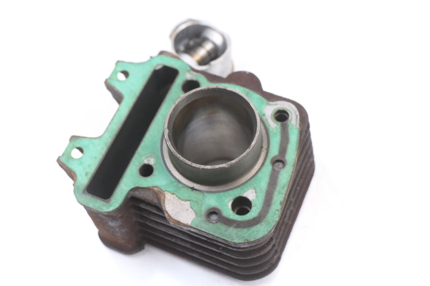 photo de CILINDRO PISTON PIAGGIO FLY 4T 50 (2004 - 2010) - Primer plano técnico