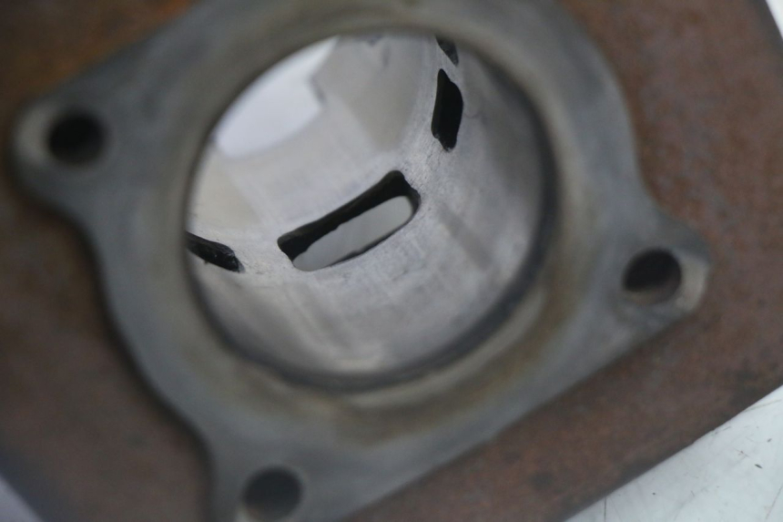 photo de CILINDRO PISTON PEUGEOT KISBEE 2T 50 (2010 - 2017) - Otra vista del artículo