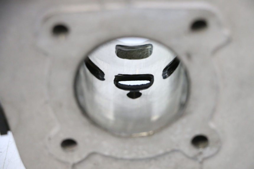 photo de CILINDRO PISTON PEUGEOT KISBEE 2T 50 (2018 - 2022) - Primer plano técnico