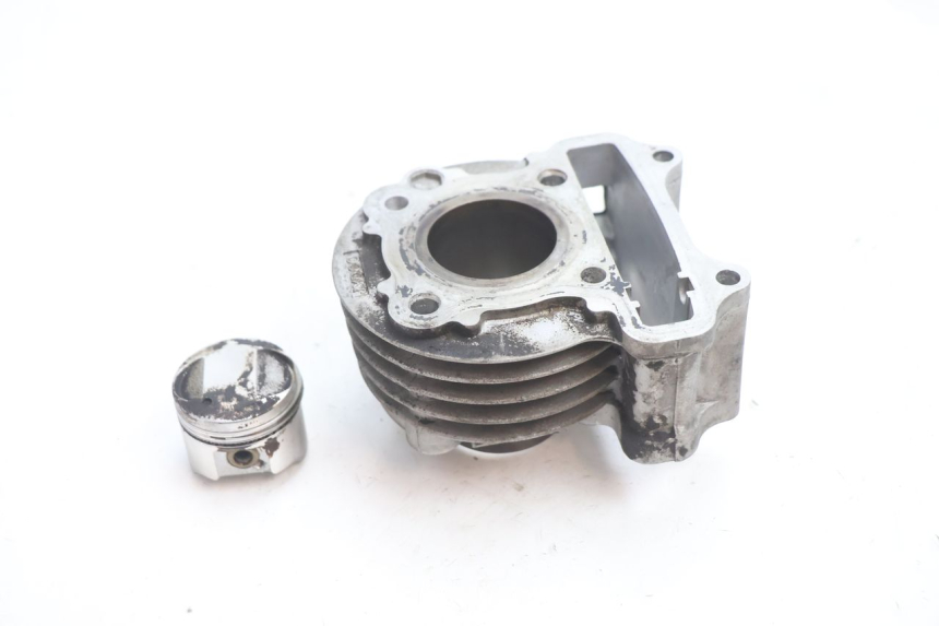 photo de CILINDRO PISTON PEUGEOT KISBEE 4T 50 (2010 - 2017) - Otra perspectiva