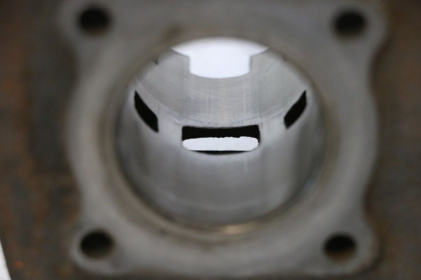 photo de CILINDRO PISTÓN PEUGEOT LUDIX 50 (2008 - 2017) - Detalles de los puntos de fijación
