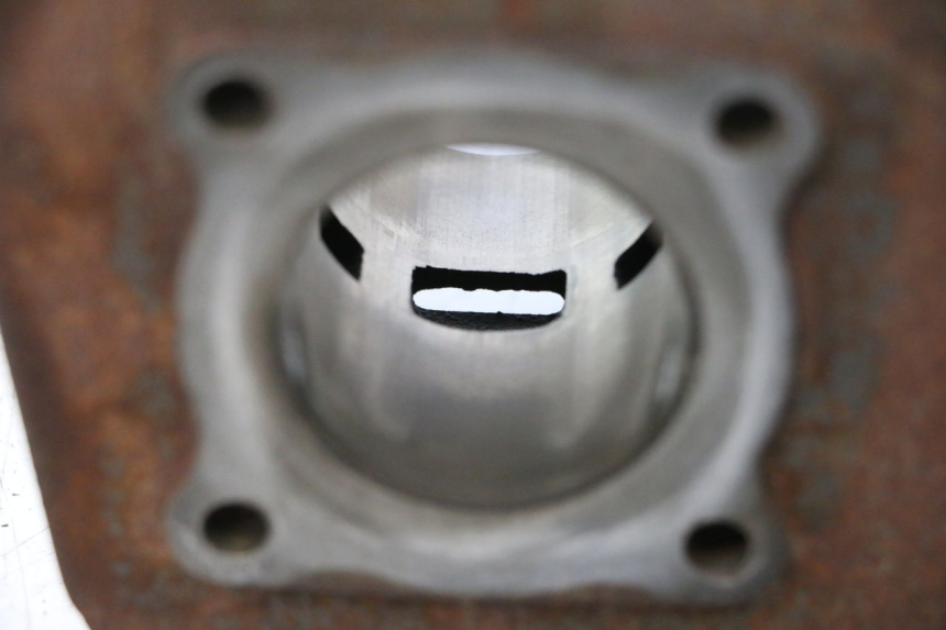 photo de CILINDRO PISTON PEUGEOT LUDIX 50 (2005 - 2007) - Detalles de los puntos de fijación