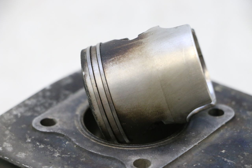 photo de CILINDRO PISTON PEUGEOT LUDIX ONE 14P 50 (2004 - 2013) - Enfoque en la estructura