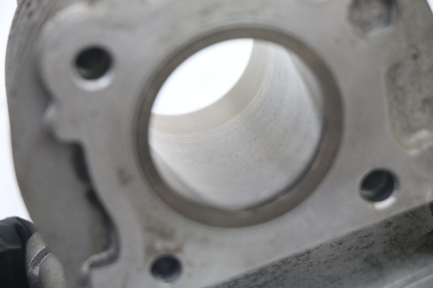photo de CILINDRO PISTON PEUGEOT KISBEE 4T 50 (2010 - 2017) - Zoom sobre los componentes