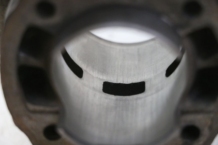 photo de CILINDRO PISTON DERBI SENDA SM DRD 50 (2008 - 2013) - Detalles de los puntos de fijación